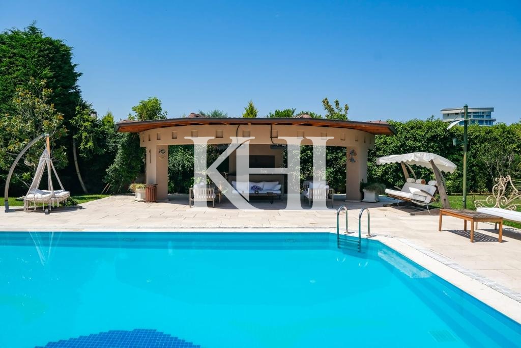 Spacious Luxury Villa in Beykoz Slide Image 15