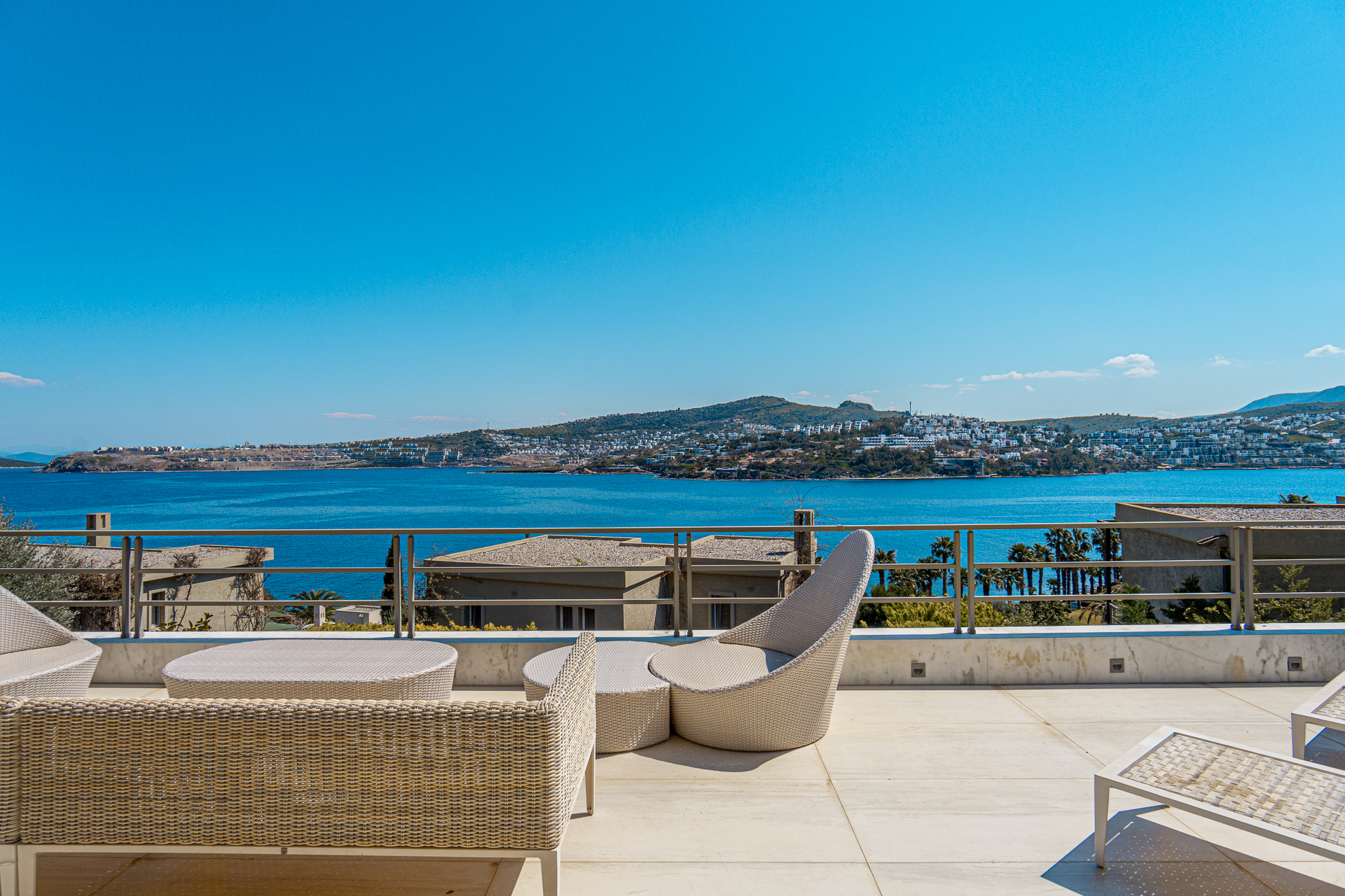 Luxury Villa with Sea-Views Slide Image 12