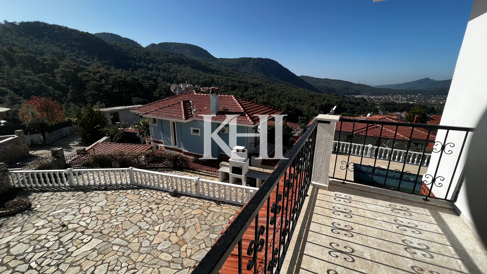 Panoramic Mountain View Villa Slide Image 17