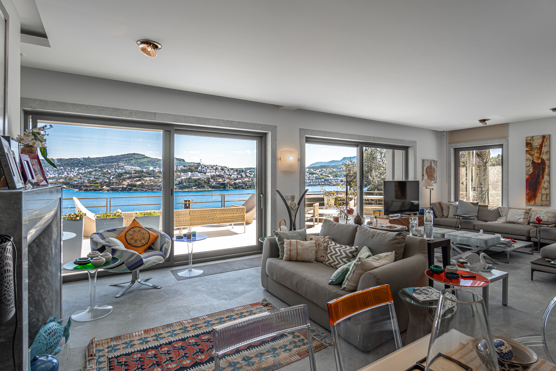 Luxury Villa with Sea-Views Slide Image 17
