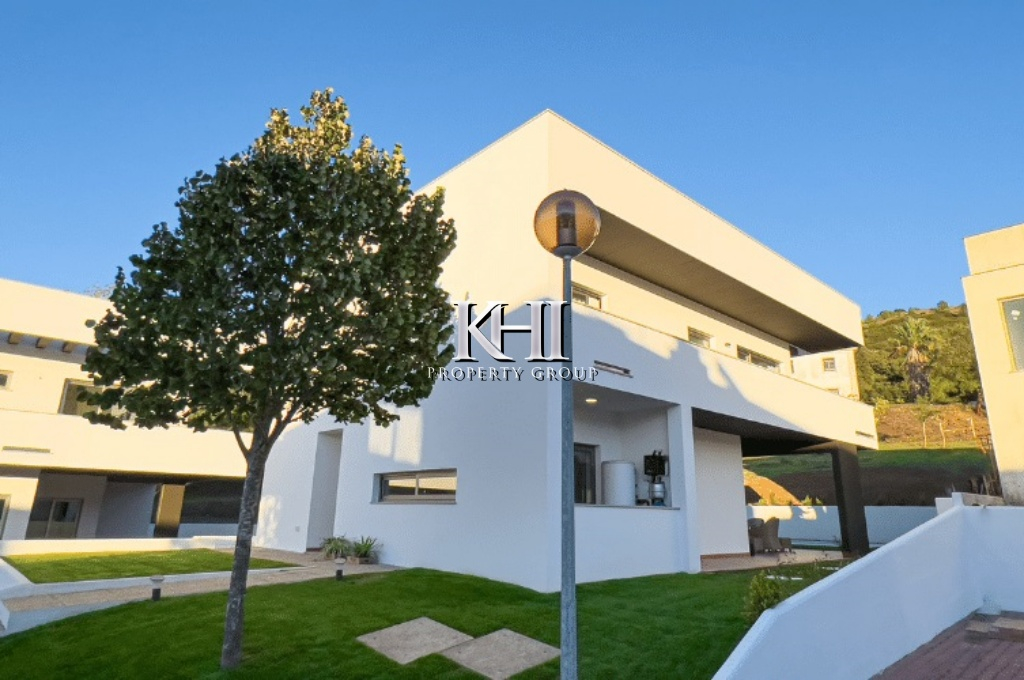 Contemporary Villa in Loures Slide Image 2