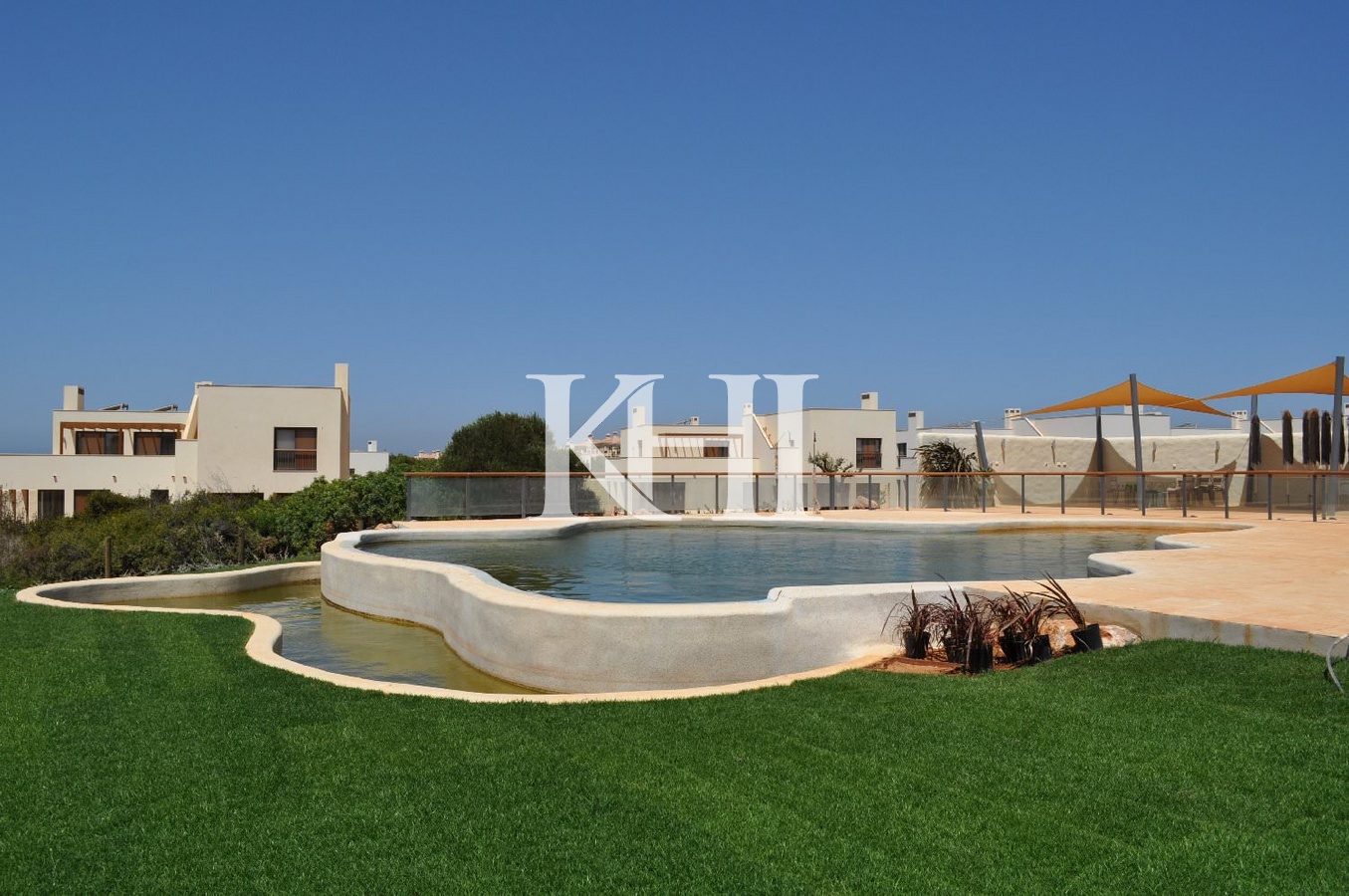 Large Villa For Sale in Algarve Slide Image 8