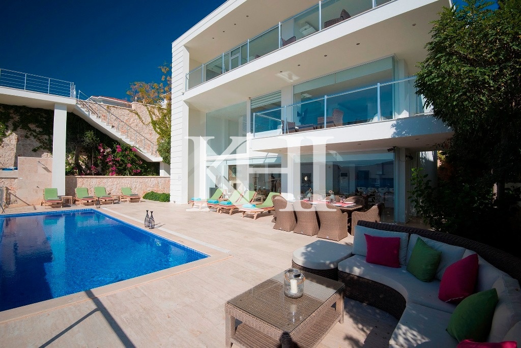 Fully-Furnished Luxury Villa Slide Image 12